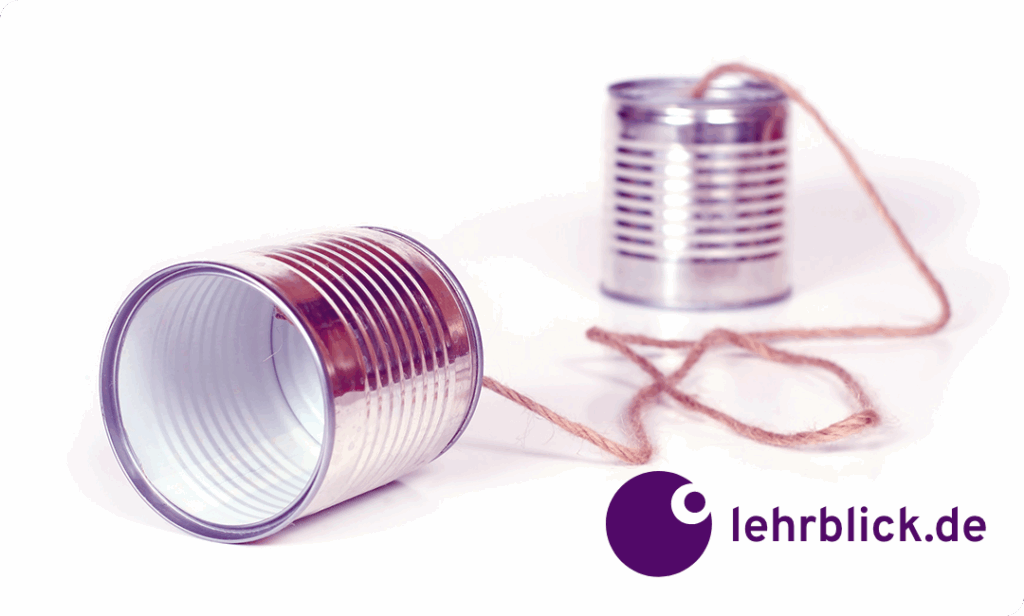 Blechdosen vor weißen Hintergrund, Schnüre verbinden die Dosen, Dosentelefon