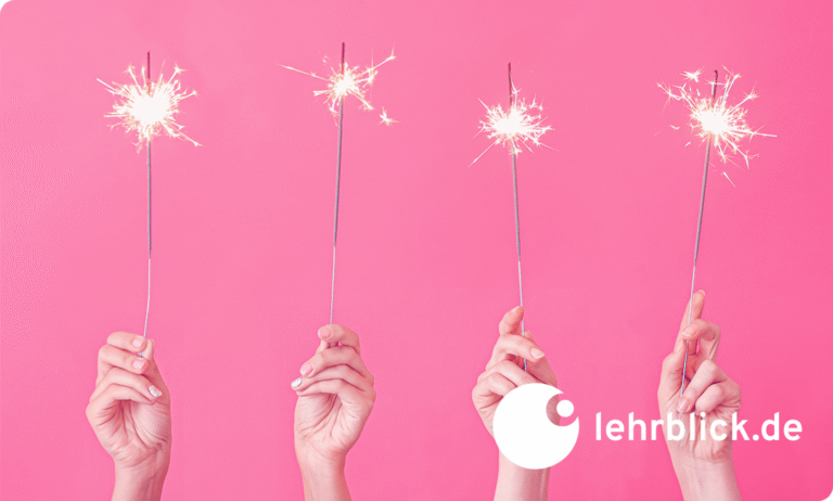 Vier Hände halten jeweils eine brennende Wunderkerze vor einem einfarbigen rosa Hintergrund.