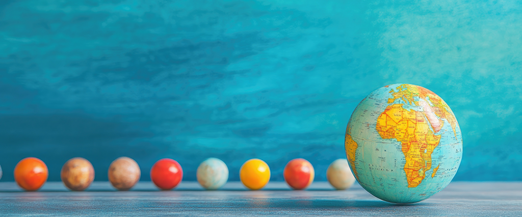 Erde als Globus neben einer Reihe kleinerer Planetenmodelle