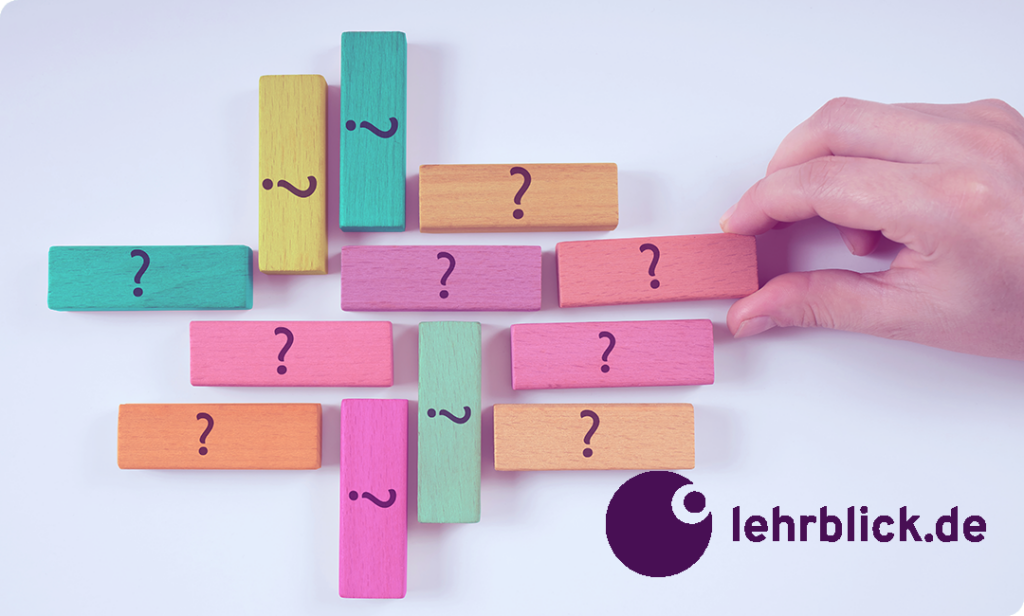 Hand legt bunten Holzklotz mit Fragezeichen in Anordnung aus bunten Holzklötzen mit Frage- und Tildezeichen auf hellem Untergrund