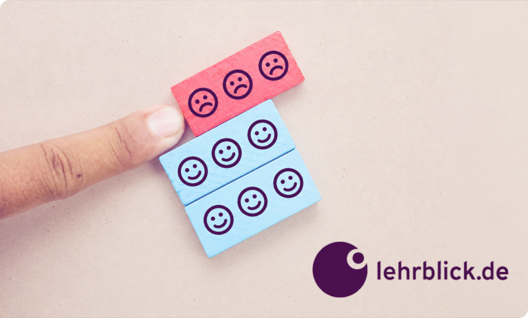 Finger zeigt auf roten Zettel mit drei traurigen Gesichtern über zwei blauen Zetteln mit jeweils drei lächelnden Gesichtern und Logo von lehrblick.de